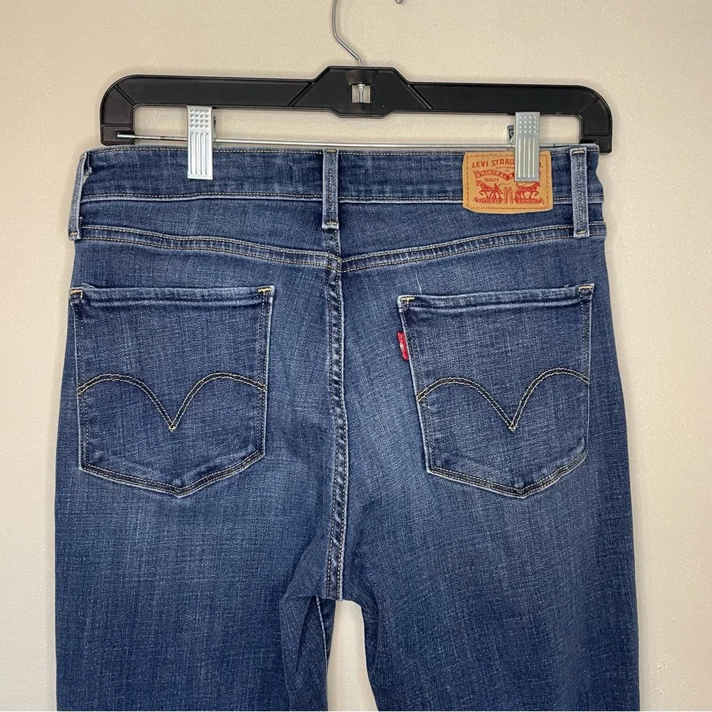 Women’s Levi Jeans - Picture 3 of 5